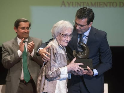 La poeta uruguaya Ida Vitale recogiendo el Premio Garc&iacute;a Lorca la semana pasada.