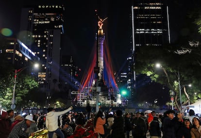 El concierto hizo una pausa antes de la medianoche con la clsica cuenta regresiva para dar la bienvenida al a?o nuevo.