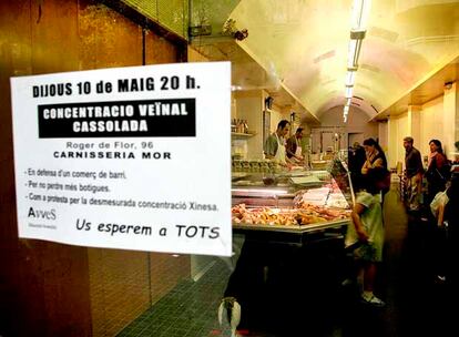 Carnicería Mor, en la calle de Roger de Flor, 96, con una llamada a la manifestación de esta tarde en contra de la "concentración china".