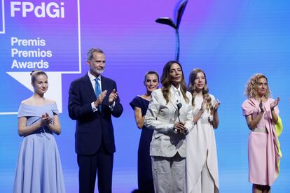La actriz María Hervás recibe el premio Fundación Princesa de Girona Artes y Letras 2022 junto a la familia real y la presidenta del Congreso de los Diputados, Meritxell Batet.