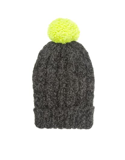 Gorro con pompóm flúor de Eugenia Kim (225 euros).