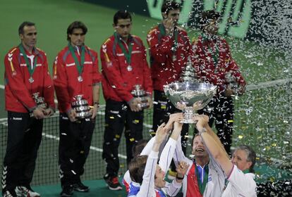 Los miembros de la selección Checa alzan la ensaladera ante la mirada del equipo español.