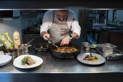 El chef José Luis Tallafigo, en las cocinas del restaurante Entrebotas, en Sanlúcar (Cádiz).