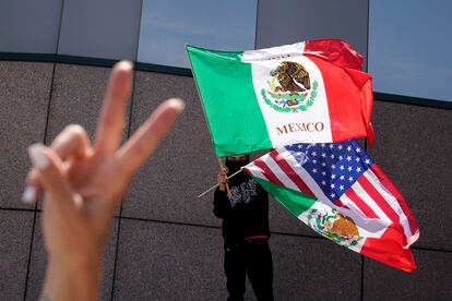 Un manifestante sujeta varias banderas durante una protesta en Los Ángeles, el 12 de junio.