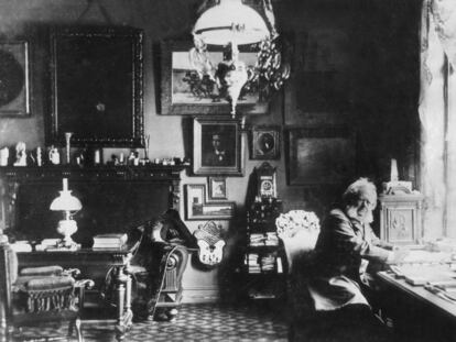 Henrik Ibsen, retratado en su estudio, en una fotografía sin fecha.