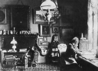 Henrik Ibsen, retratado en su estudio, en una fotografía sin fecha.