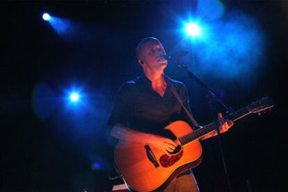 El cantante Milow, durante su actuación anoche en el escenario de Puerta del Ángel.