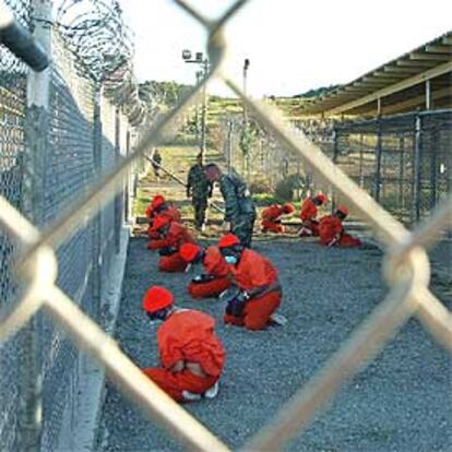 Soldados vigilan a presos de Guantánamo, en 2002, en una imagen ofrecida por EE UU.