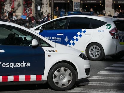 Una patrulla de Mossos i una altra de la Guàrdia Urbana al Raval.