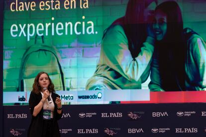 Alexia Moreno, gerente de Marketing y Business Intelligence de IAB México, durante la conferencia 'Comportamiento del consumidor en pandemia, cifras y tendencias'. 