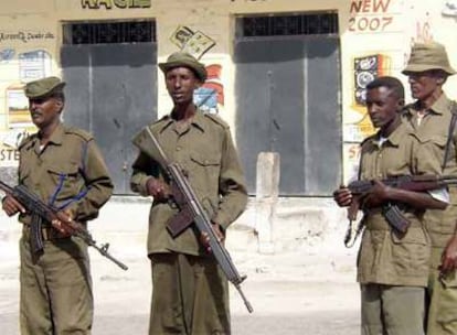 Policías leales al Gobierno de transición vigilan las calles de Mogadiscio.