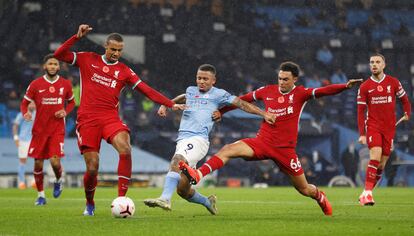 Gabriel Jesús marca el 1-1 entre Matip y Alexander-Arnold.