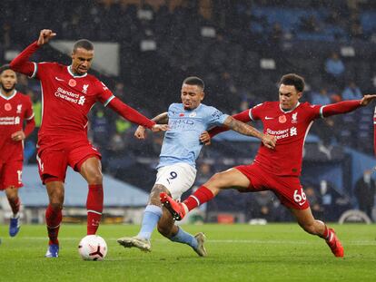 Gabriel Jesús marca el 1-1 entre Matip y Alexander-Arnold.