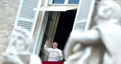 El Papa Francisco se asoma a la ventana en la palza de San Pedro en el Vaticano este domingo.