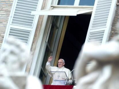 O Papa Francisco aparece na janela na praça São Pedro no Vaticano neste domingo.