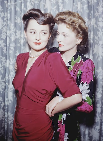 Olivia de Havilland era hermana de la también actriz Joan Fontaine, fallecida en 2013. Fontaine fue una de las musas de Alfred Hitchcock y la protagonista de Rebeca. Las hermanas tuvieron una relación tormentosa, llena de rivalidad y envidias. “Yo me casé primero, gané el Oscar antes que Olivia y, si muero antes que ella, seguramente se indignará porque la he ganado también en eso”, llegó a decir Fontaine.