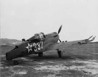 Un avión P-40 del Ejército estadounidense, en la base de Hickman, poco después del bombardeo.