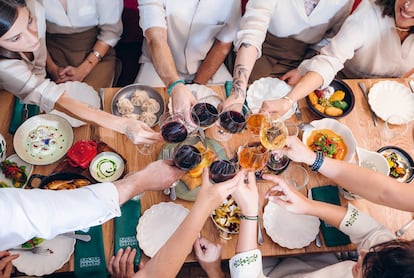 Brindis en el restaurante Nunuka con vinos georgianos. Imagen proporcionada por el establecimiento.