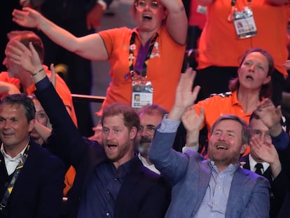 El príncipe Enrique de Inglaterra y el rey Guillermo de Holanda animan a los participantes de la final de baloncesto en los Juegos Invictus este viernes.