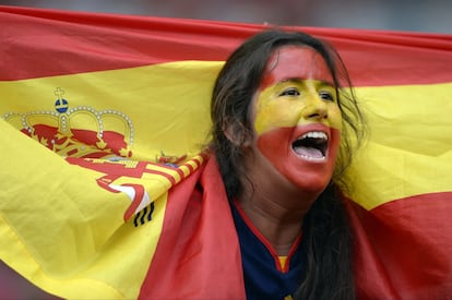 Una aficionada española anima desde las gradas de Maracaná.