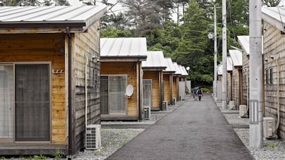 Colônia de barracões na cidade de Koriyama. Aqui vivem japoneses que antes do tsunami moravam no distrito de Futaba. Perderam suas casas ou tiveram que ser evacuados por causa da radioatividade.