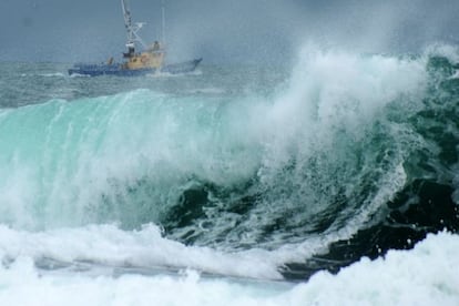 Un pesquero, camino del puerto de A Coru&ntilde;a 