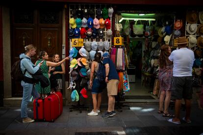 Turistas paseando en verano por las calles centrales de la capital