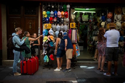 Turistas paseando en verano por las calles centrales de la capital