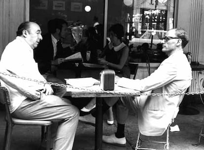 Pablo Neruda con Arthur Miller en Nueva York, 1966. Fotografía de Matilde Urrutia. Archivo de la Fundación Pablo Neruda, Santiago de Chile.