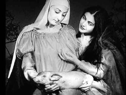 Esta imagen, una de las fotos polémicas, se titula <i>María, Isabel y el cachorro de Yahvé, 2000.</i>