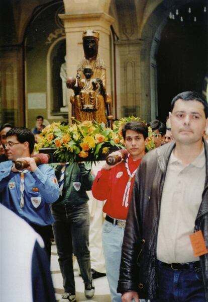 Fiestas del 50 aniversario de la entronización de la imagen de la Mare de Déu de Montserrat. Los Escoltes de Montserrat portan la imagen de la Moreneta dirección a la Basílica.