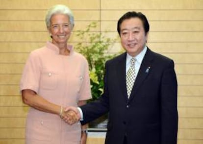 La directora gerente del Fondo Monetario Internacional, Christine Lagarde (i), es recibida por el primer ministro de Japón, Yoshihiko Noda, hoy, viernes 6 de julio de 2012.