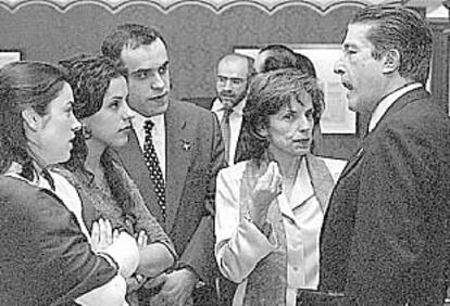 Mayor Zaragoza conversa con la viuda y los tres hijos de Fernando Buesa, momentos antes de comenzar el acto en el teatro Principal.