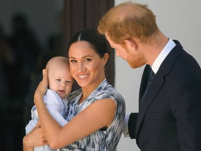 Los duques de Sussex, Enrique de Inglaterra y Meghan Markle, con su hijo Archie, en un viaje oficial a África.