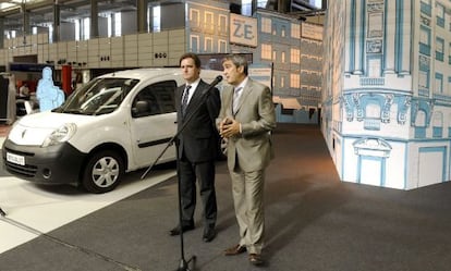 El director de Comunicaci&oacute;n de Renault, Jes&uacute;s Presa, derecha, junto al director regional comercial, Francisco Montejo, en una imagen de archivo.