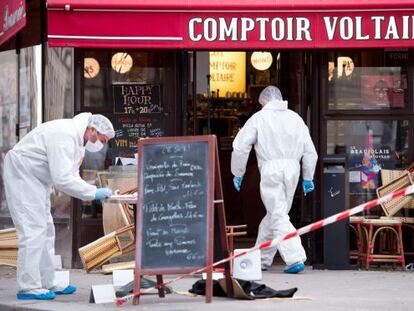 Legistas da polícia recolhem amostras no Café Comptoir Voltaire, um dos atacados na noite de sexta-feira.
