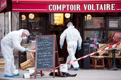 Legistas da polícia recolhem amostras no Café Comptoir Voltaire, um dos atacados na noite de sexta-feira.