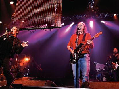Miguel Ríos, en un momento del concierto, acompañado por Rosendo