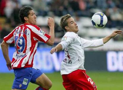 Antón y Camacho pelean por el balón