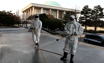 Personal sanitario desinfecta las calles en Seúl, Corea del Sur.