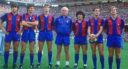 En 1982 Marcos Alonso, primero por la izquierda, firmó por el Barcelona. En la imagen, junto al resto de fichajes del club azulgrana: Morán, Urbano, el técnico alemán Udo Lattek, Maradona, Julio Alberto y Periko Alonso.