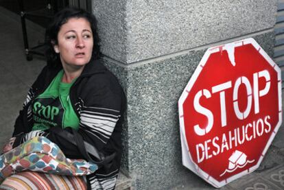 Una mujer que iba a ser desahuciada en Barcelona, durante la concentración para evitarlo.
