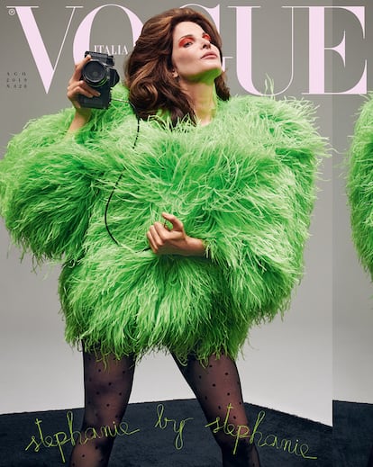 Stephanie Seymour, cámara en mano, para Vogue Italia.