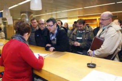 Delegados sindicales de Navantia Ferrol y auxiliares entregan en el edificio administrativo de la Xunta un escrito donde solicitan al Gobierno que haga una partida en el presupuesto para la construcción del dique flotante.