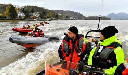 Activistas de Greenpeace protestan en el Rin durante la cumbre del cliam de Bonn.