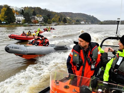 Activistas de Greenpeace protestan en el Rin durante la cumbre del cliam de Bonn.