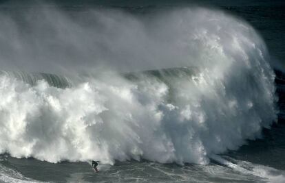 Vau con una enorme ola detrás el pasado 11 de febrero en Nazaré, cuando él y su colega Alex Botelho tuvieron un accidente.