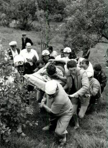 Roger Rivière, rescatado tras caerse en el Tour de 1960.