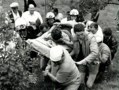 Roger Rivière, rescatado tras caerse en el Tour de 1960.