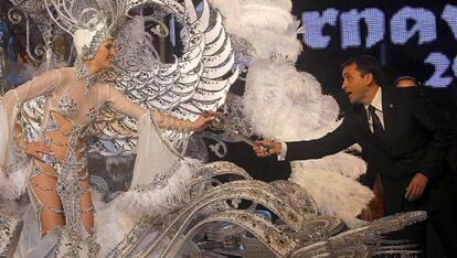 Soraya Rodríguez, con la fantasía 'Volare', recibe el cetro tras proclamarse Reina del Carnaval de Tenerife 2013, en la ceremonia en la que un accidente provocó quemaduras a otra candidata.